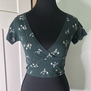 Brandy Melville Floral V-Neck Crop Top in Dark Green Cottagecore Feminine